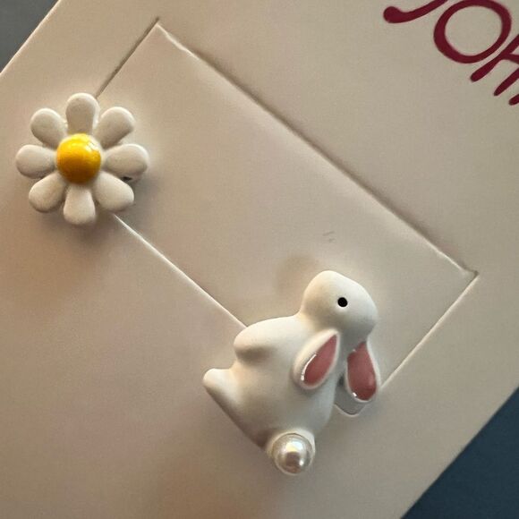 🐰 Betsey Johnson White and Yellow Bunny and Flower mismatched earrings 🐰 - Picture 4 of 7
